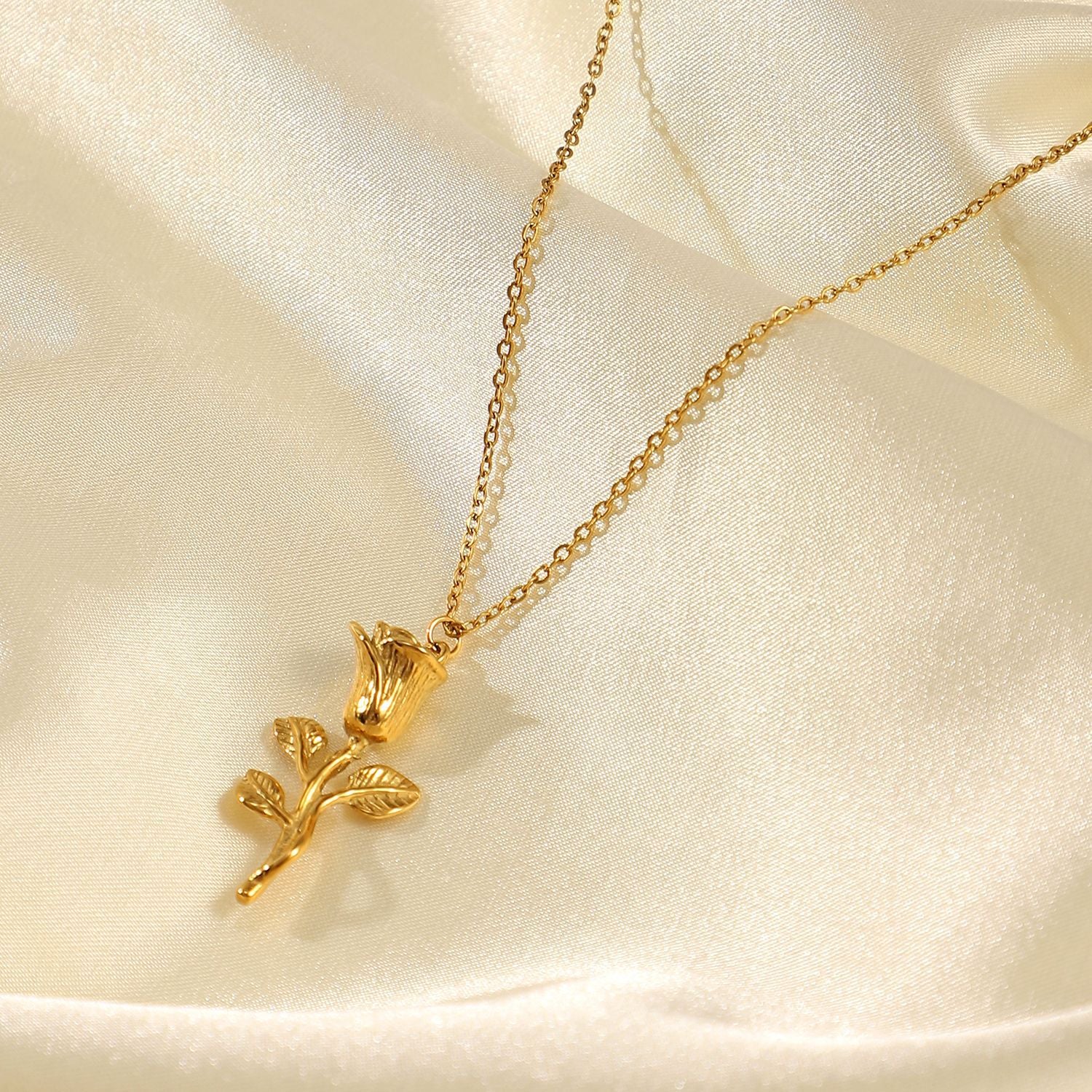 18K Gold Plated Three-dimensional Rose Pendant Necklace